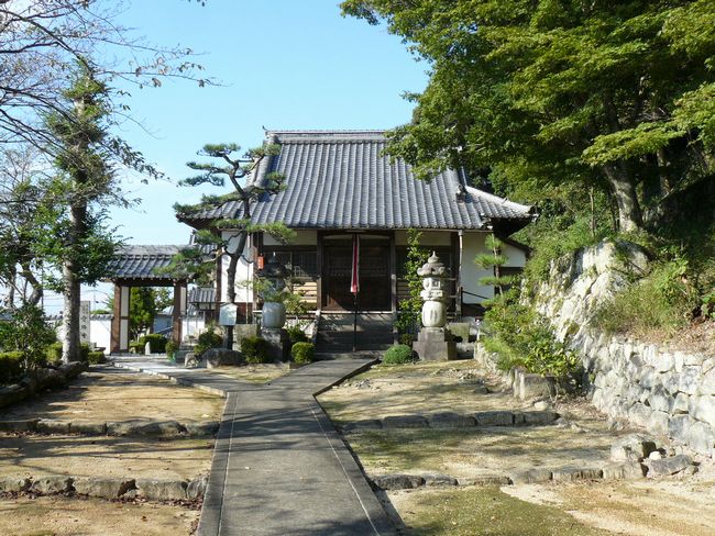 ���y���E���