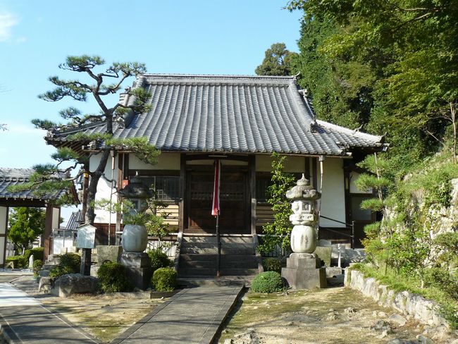 ���y���E���