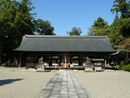 豊満神社参道石畳と拝殿と石造狛犬