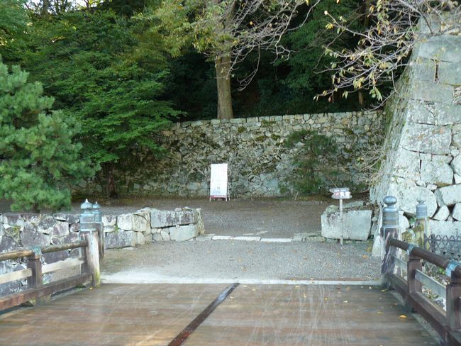 �F����E����