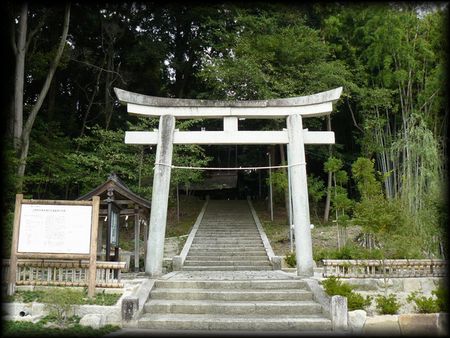 小野道風神社境内正面に設けられた大鳥居と神橋