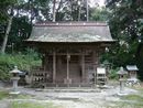 小野道風神社境内から見た本殿正面と石燈篭