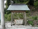 小野道風神社境内に設けられた手水舎と手水鉢