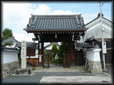 本福寺境内正面に設けられた山門と石造社号標