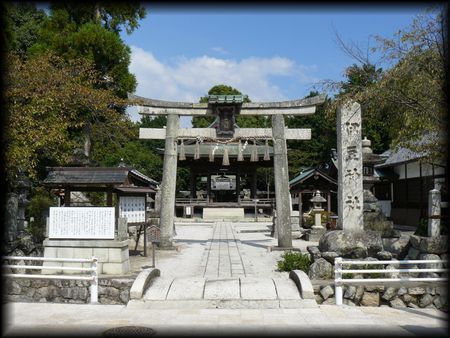伊豆神社境内正面に設けられた神橋、石鳥居、石造社号標