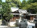伊豆神社本殿全景と石造狛犬、石燈篭