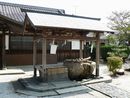 伊豆神社境内に設けられた手水舎と手水鉢