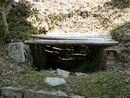 善水寺境内に見た井戸のような窪地と石仏