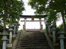 大鳥神社参道石段から見上げた木製鳥居と燈篭