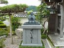 長福寺の境内に建立されている「せいし丸さま」の銅像