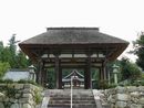 矢川神社参道石段から見上げた神門と石垣