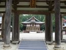 矢川神社神門（随身門）から見た境内