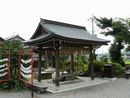 矢川神社境内に設けられた手水舎と手水鉢