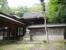 山津照神社本殿と中門と透塀