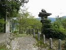 山津照神社境内に設けられた自然石燈篭