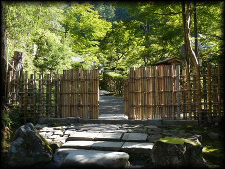近江孤篷庵参道に設けられた竹の山門