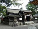 石坐神社中門とその背後の本殿と前の石造狛犬