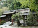 長等神社中門と透塀とその前の銅製狛犬