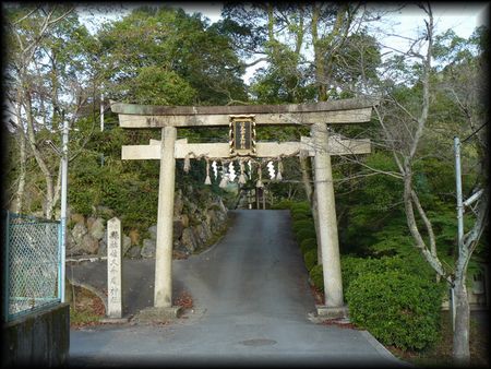 佐久奈度神社参道正面に設けられた大鳥居と石造社号標