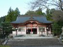 佐久奈度神社石段から見た拝殿と石造狛犬