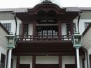 白雲館（旧八幡東学校）玄関上部のバルコニーと軒唐破風付の屋根