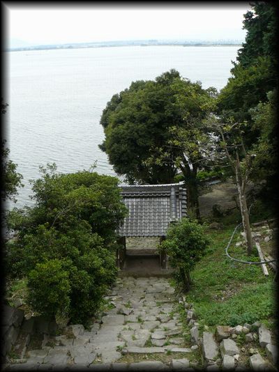 伊崎寺境内から見下ろした山門と琵琶湖