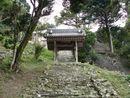 伊崎寺参道石段から見上げた山門