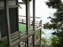 伊崎寺護摩堂（棹飛び堂）越に見える琵琶湖